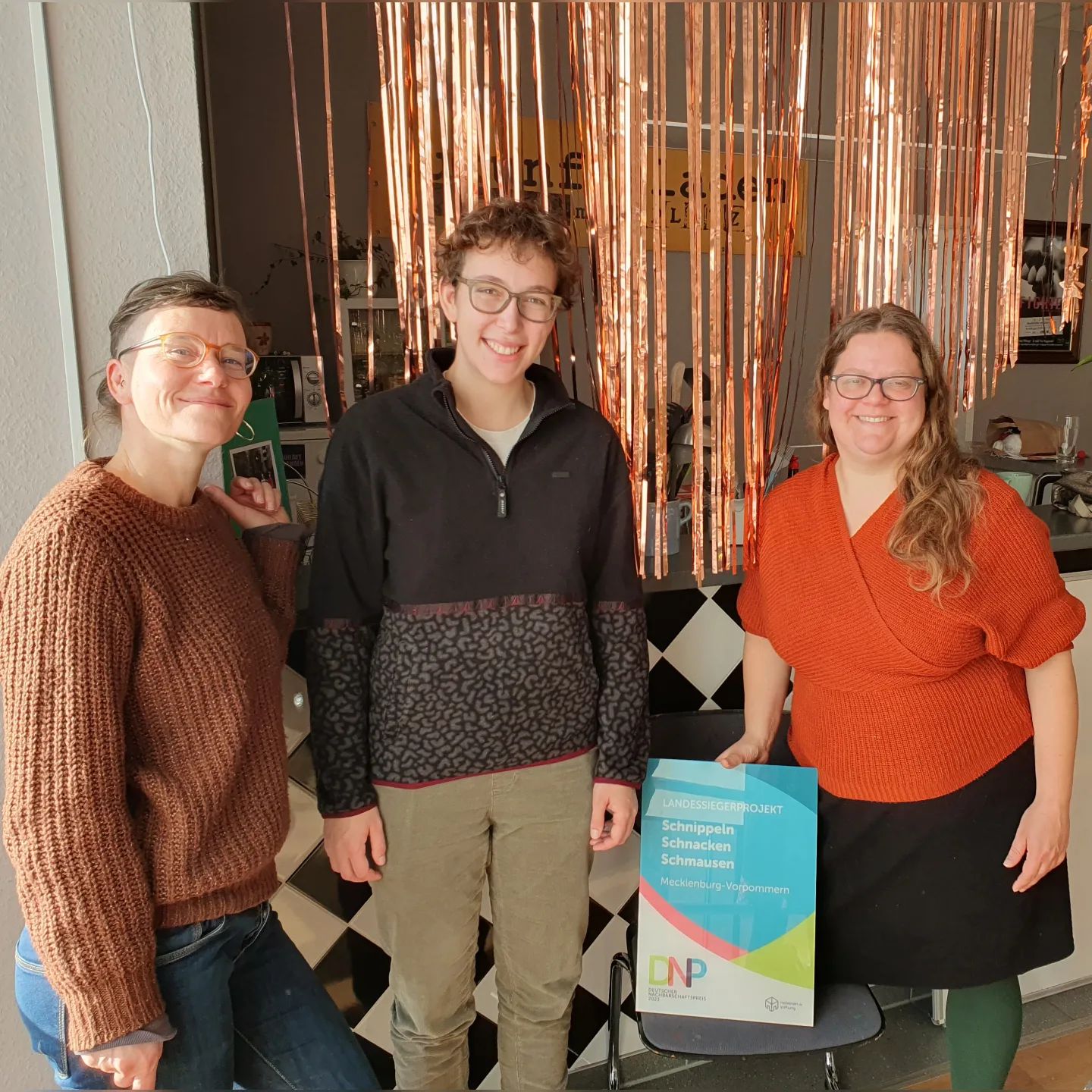 Heute war @horn.katharina von den @gruenemv bei uns im Gespräch über den Zukunftsladen, frisch gewonnene Preise 😉 und nachbarschaftliche Projekte.
#zkl #zukunftsladen #rostock #Nachbarschaftspreis #richardsiegmannmedaille #Toitenwinkel